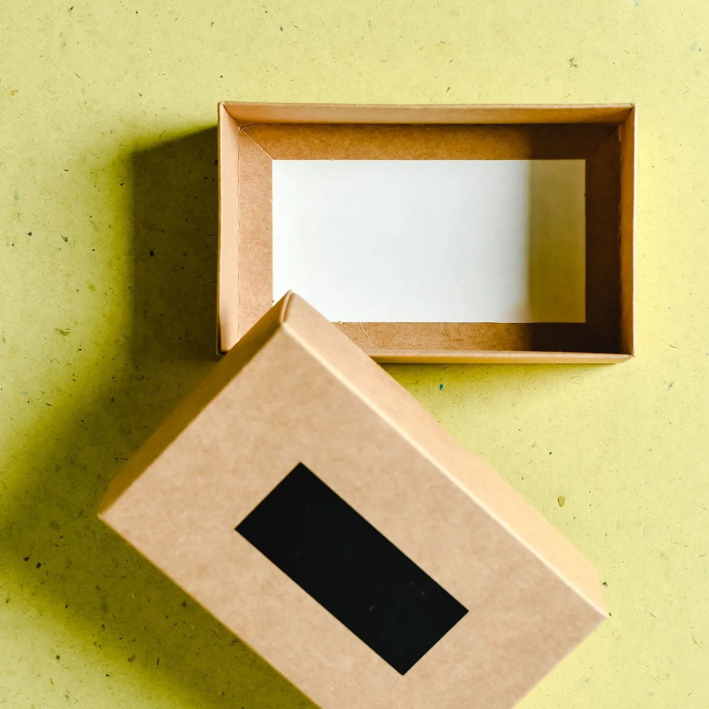 Caja de cartón con empalme, cuerpo estructural con panel gráfico de mayor calidad.