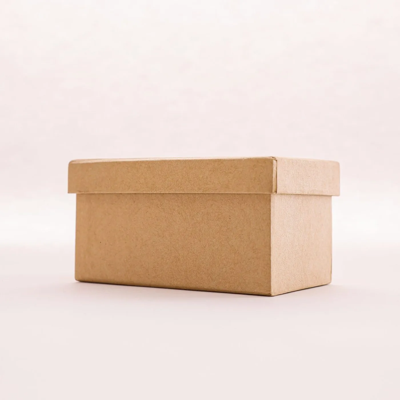 Caja plegadiza de una capa con panel lateral entreabierto.